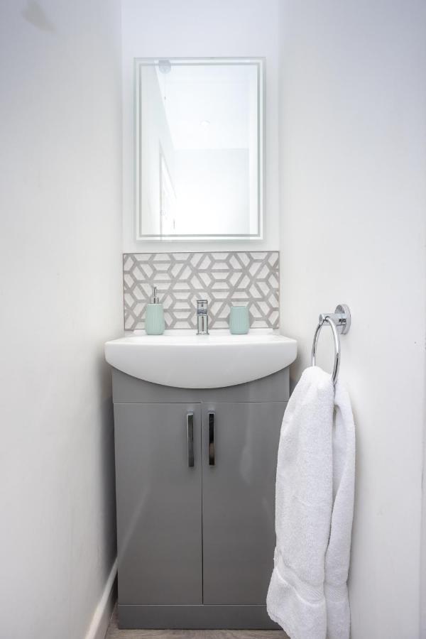 Modern Apartment Within City Walls, Parking تشيستر المظهر الخارجي الصورة
